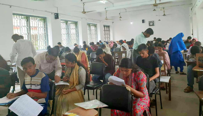 কুমিল্লা বিশ্ববিদ্যালয়ে ‘এ’  ইউনিটের ভর্তি পরীক্ষা সম্পন্ন, অনিয়মের অভিযোগ