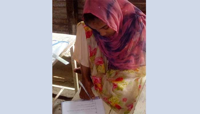 পা দিয়ে লিখে পিইসি পরীক্ষা দিচ্ছে মুক্তামনি