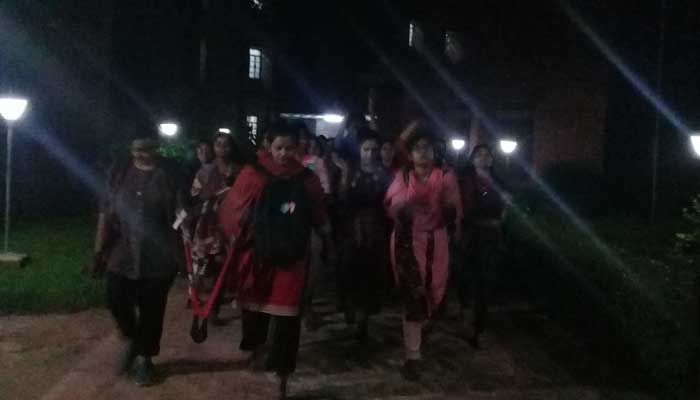 রাতেও উপাচার্যের বাসভবনের সামনে আন্দোলনকারীরা