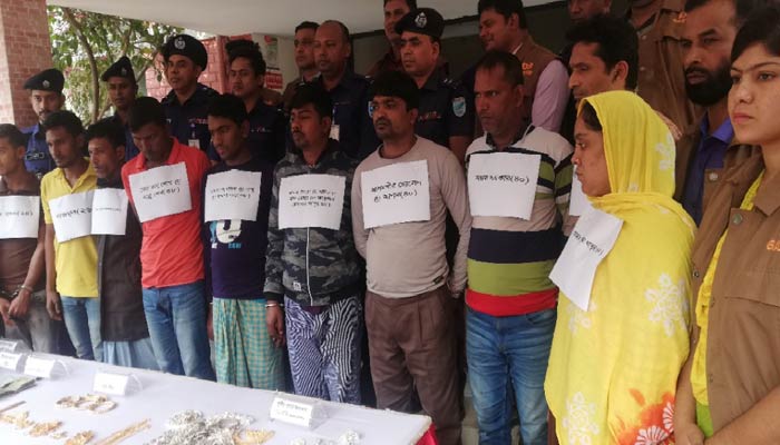 গাজীপুরে স্বর্ণালঙ্কারসহ ১০ ডাকাত গ্রেফতার