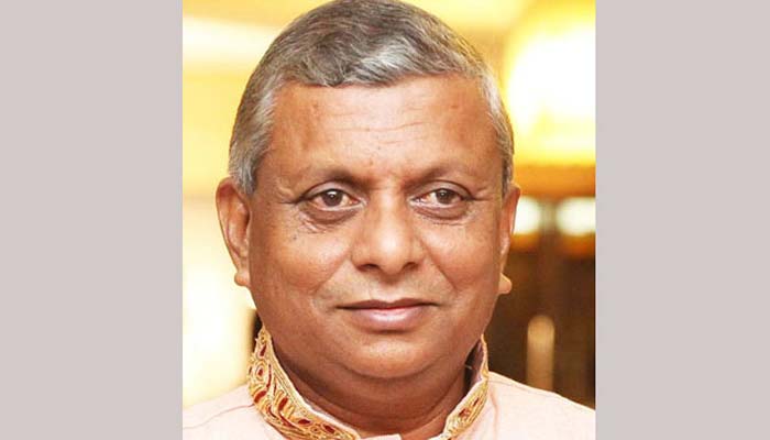 হকারদের কাপড় নিয়ে গেলেন মেয়র আরিফ