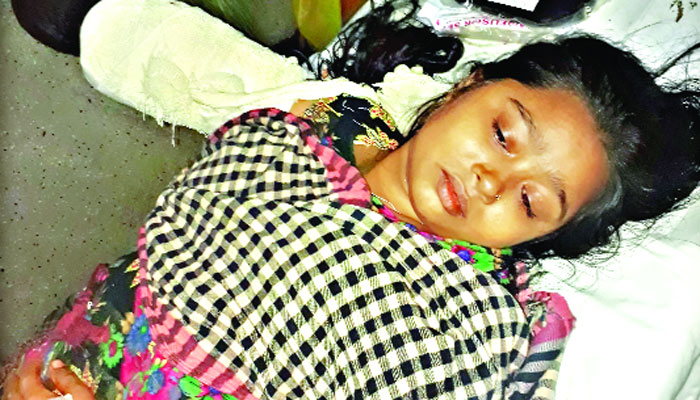 'আমি মইরা যাইতেছি আমারে বাঁচান'