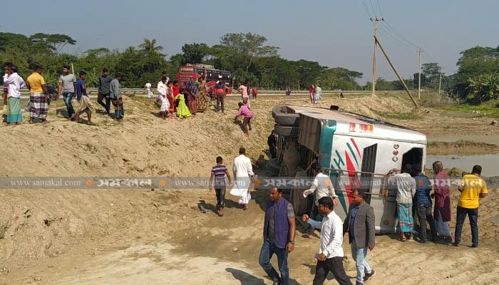 মাদারীপুরে বাস খাদে পড়ে সাবেক ইউপি মেম্বার নিহত