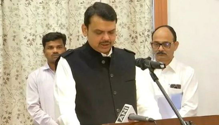 মহারাষ্ট্রের মুখ্যমন্ত্রী হিসেবে শপথ নিলেন বিজেপির দেবেন্দ্র ফড়নবিশ