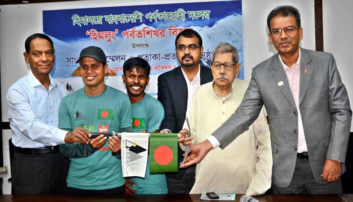 হিমলুং পর্বতে উড়েছে লাল-সবুজ পতাকা