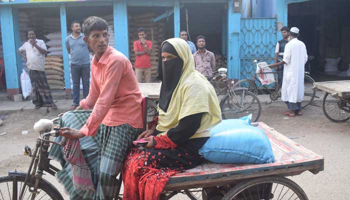 সঙ্কটের গুজবে বস্তা বস্তা লবণ কিনছে মানুষ