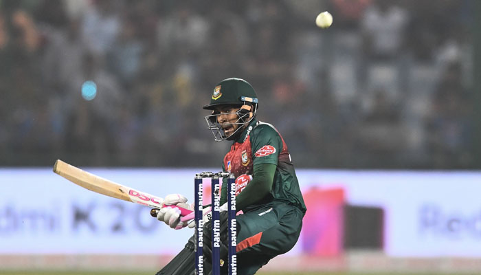 অধিনায়ক না হয়েও নেতা মুশফিক