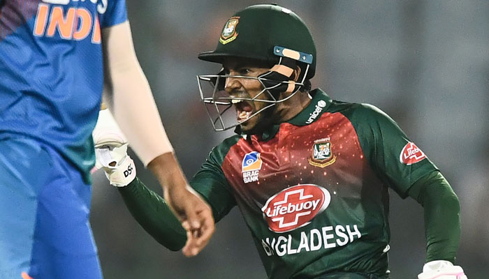 সেই মুশফিকই দেখিয়ে দিলেন