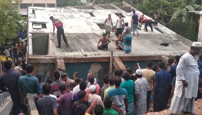 ধসে পড়ল খালের ওপর নির্মিত ভবন, নিহত ১