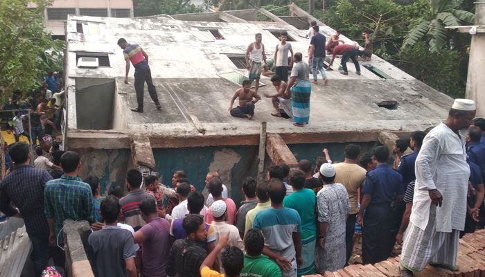 নারায়ণগঞ্জে ভবন ধস: নিখোঁজ শিশুর সন্ধানে তল্লাশি চলছে