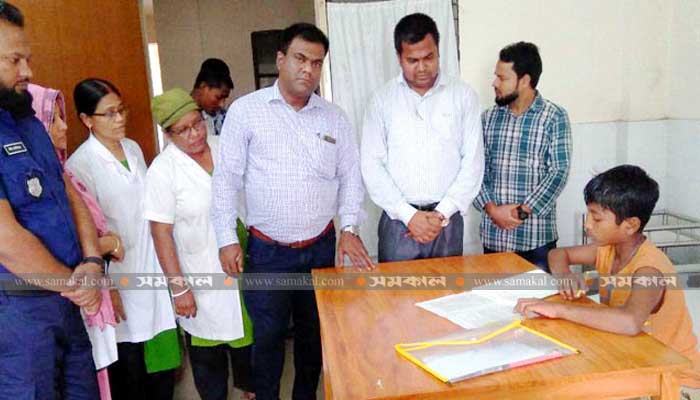 বাবার মরদেহ বাড়িতে রেখে জেএসসি পরীক্ষা দিল ছোট্ট নাফিজ