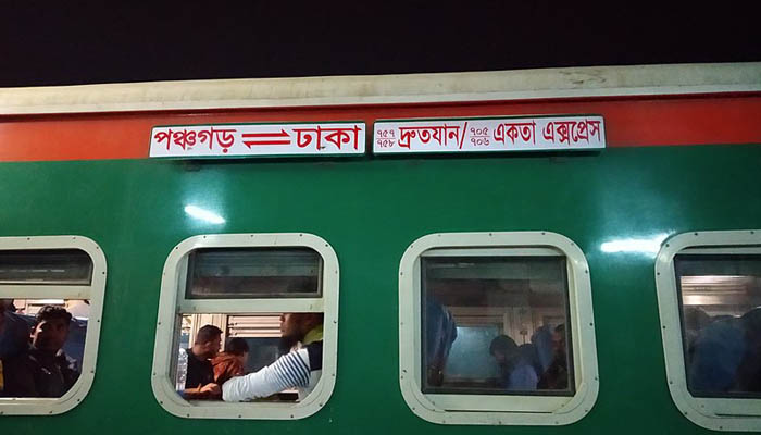 কৃষকের দেখানো লাল কাপড়ে রক্ষা পেল দ্রুতযান এক্সপ্রেস