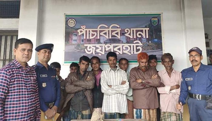 জয়পুরহাটে জুয়া খেলার সময় নয়জন আটক