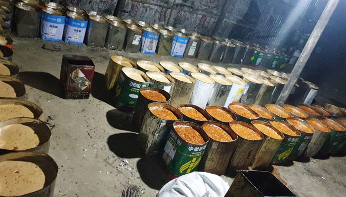 লালপুরে ভেজাল গুড় ধ্বংস, ব্যবসায়ীর জরিমানা
