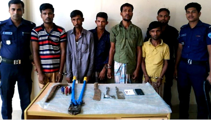 হাটহাজারীতে ডাকাতির ঘটনায় অস্ত্রসহ ৬ ডাকাত গ্রেফতার