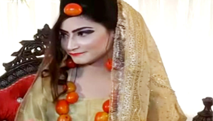 স্বর্ণের পরিবর্তে টমেটোর গহনায় কনের সাজ!