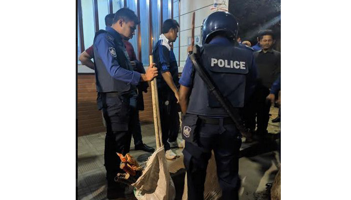 চবিতে ৪ হলে পুলিশের তল্লাশি, দেশীয় অস্ত্র উদ্ধার