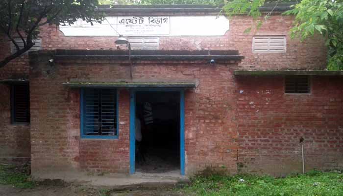 সান্তাহার রেলওয়ের কানুনগো ভবনে ফাটল