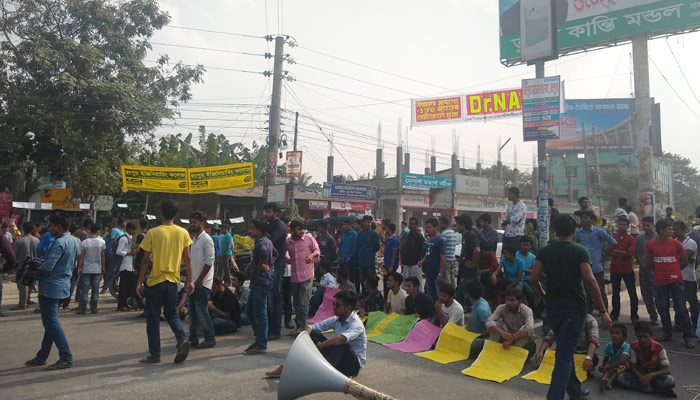 ভর্তিচ্ছুদের হলে থাকতে দেওয়ার দাবিতে বেরোবিতে বিক্ষোভ