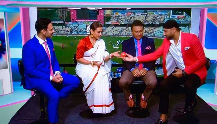 গোলাপি টেস্ট দেখতে ইডেনে হাজির রানী মুখার্জি