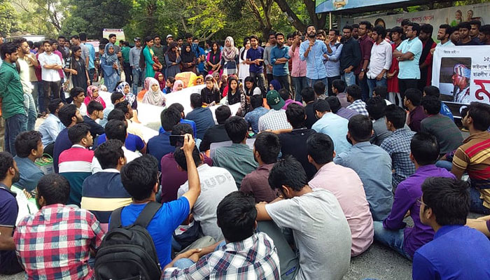 প্রশাসনের আশ্বাসে অবরোধ স্থগিত করলেন রাবি শিক্ষার্থীরা