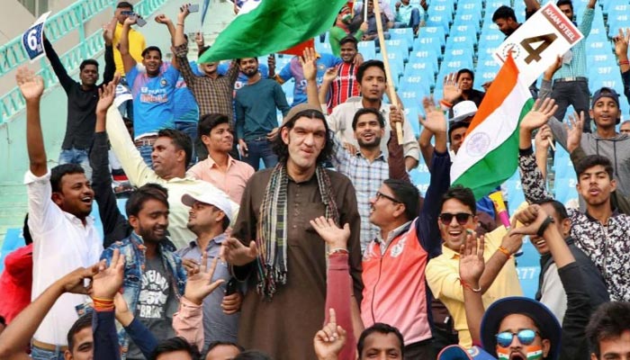 ৮ ফুট উচ্চতার আফগান ভক্তকে নিয়ে বিড়ম্বনা