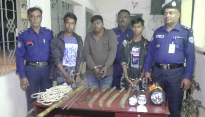 লক্ষ্মীপুরে অপহৃত ৪ জেলে উদ্ধার, ৩ দস্যু আটক