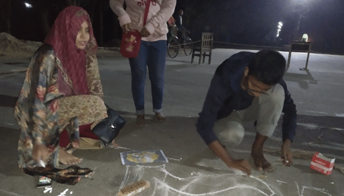 প্রশাসনের স্বেচ্ছাচারিতা, শাবিতে রং-তুলির আঁচড়ে শিক্ষার্থীদের প্রতিবাদ