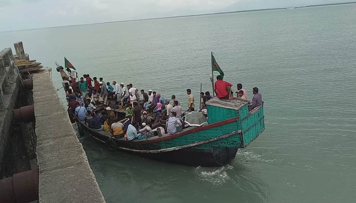 জাহাজ পৌঁছানোর আগেই ট্রলারে ফিরলেন কিছু পর্যটক