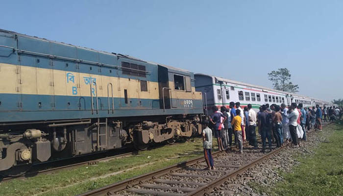 রাজশাহীতে একই লাইনে দুই ট্রেন, বড় দুর্ঘটনা থেকে রক্ষা