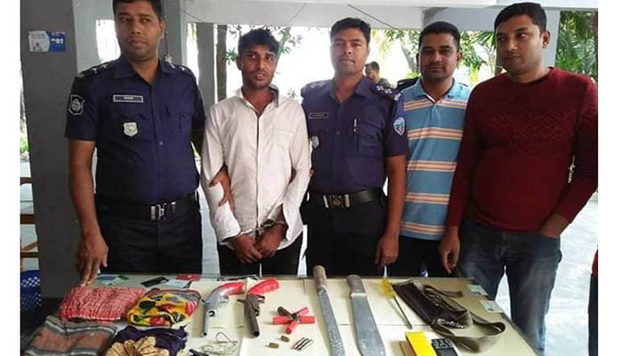 সুবর্ণচরে যুবকের সাহসিকতায় ধরা পড়ল অস্ত্রধারী ডাকাত