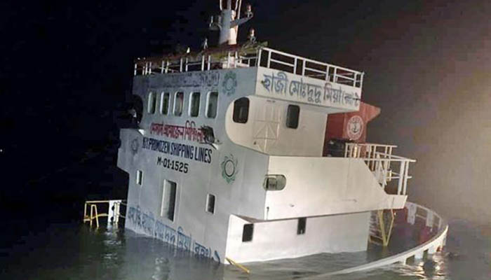 কীর্তনখোলায় লঞ্চের সঙ্গে সংঘর্ষে কার্গোডুবি