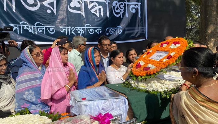 শহীদ মিনারে অজয় রায়ের প্রতি শেষ শ্রদ্ধা