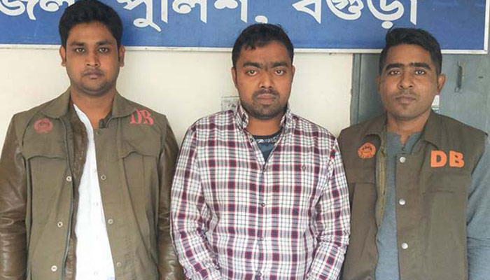 পুলিশের কাছ থেকে লাখ লাখ টাকা হাতিয়ে নেন তিনি