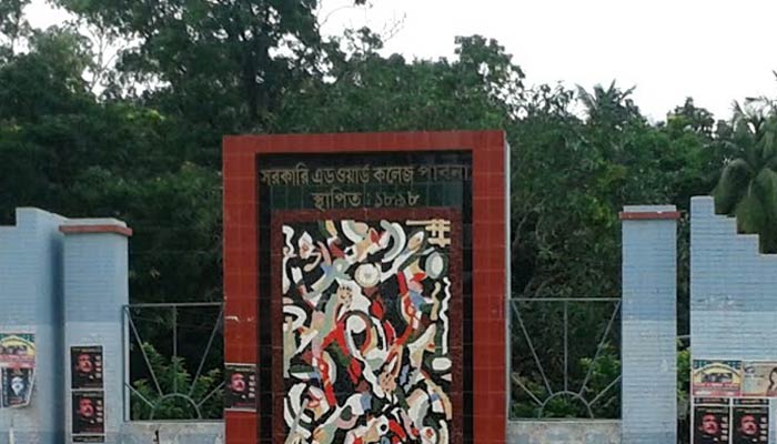 পাবনায় ছাত্রলীগ নেতাদের হাতে এডওয়ার্ড কলেজ অধ্যক্ষ লাঞ্ছিত
