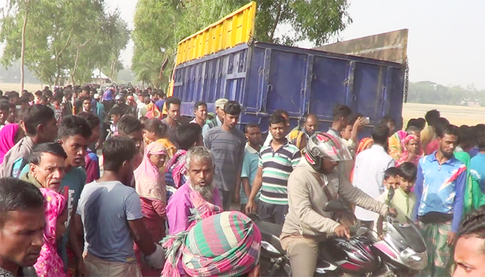 স্কুলে যাওয়ার পথে ট্রাকের ধাক্কায় মা-মেয়ের মৃত্যু