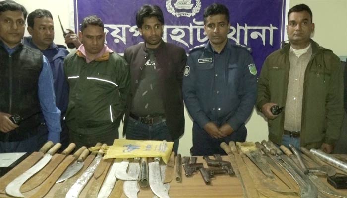 জয়পুরহাটে বিপুল পরিমাণ অস্ত্রসহ গ্রেপ্তার ৩