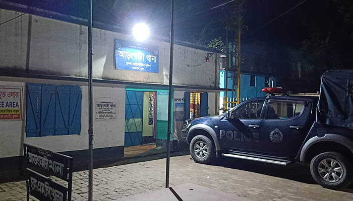 খুলনায় থানার পাশে বোমা বিস্ফোরণ, তদন্তে নেমেছে পুলিশ