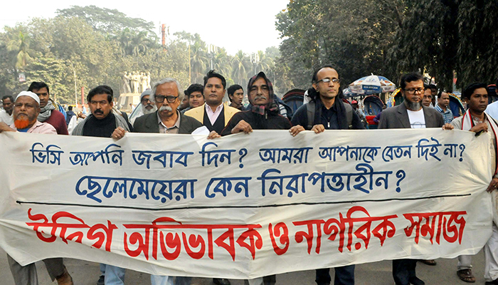 ঢাবি উপাচার্যের কাছে কৈফিয়ত চাইলেন অভিভাবকরা