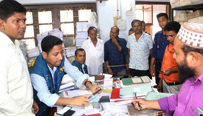 নোয়াখালী জোনাল রেকর্ড রুম থেকে ৫ দালাল গ্রেফতার