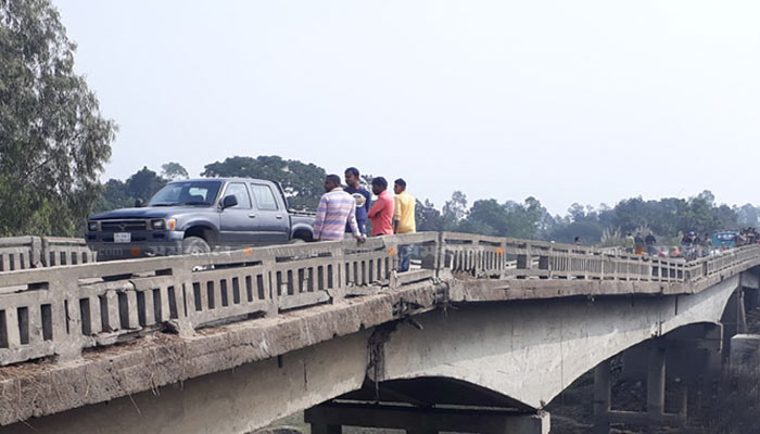 রায়গঞ্জে ব্রিজ ভেঙে যোগাযোগ বিচ্ছিন্ন উত্তরের ৯ জেলার