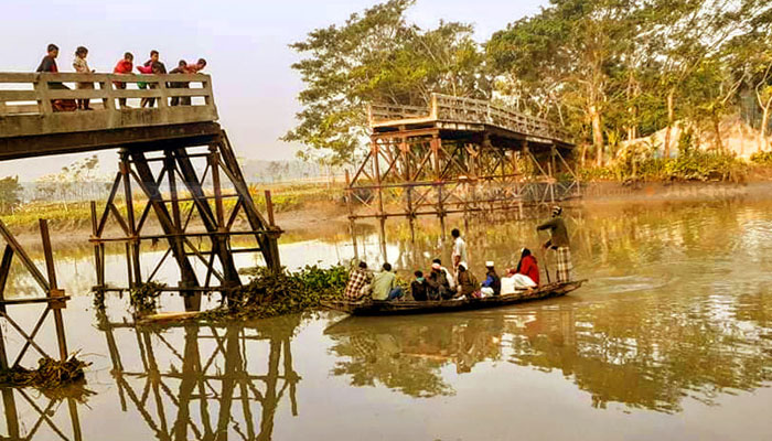 রাজাপুরে গাছবোঝাই ট্রলারের ধাক্কায় সেতু ভেঙে নদীতে
