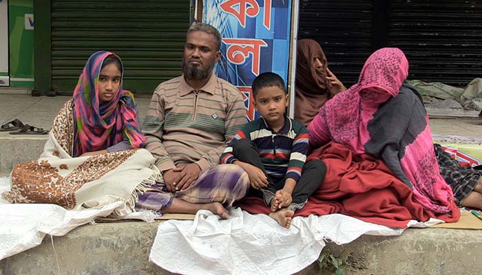 খোলা আকাশের নিচে অনশনে এক পরিবার