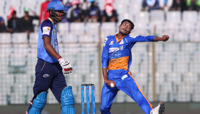 রুশো ঝড়ে উড়ে গেল রংপুর