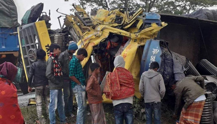 ঘন কুয়াশায় বাস-ট্রাক সংঘর্ষে নিহত ২
