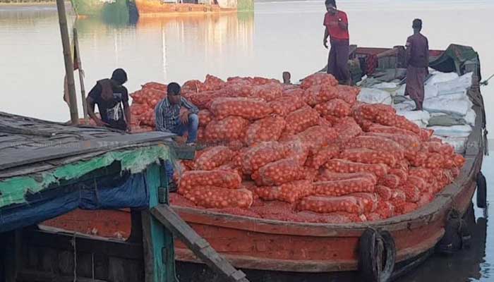 মিয়ানমার থেকে এলো ১২৪০ মেট্রিক টন পেঁয়াজ