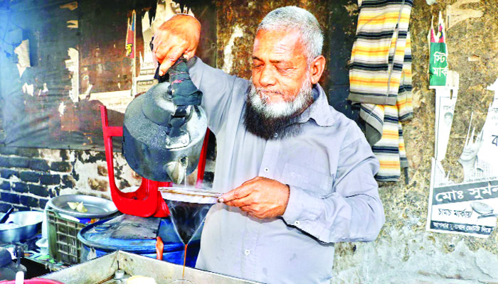 শহীদ সাংবাদিকের চা বিক্রেতা ছেলের পাশে রাসিক মেয়র
