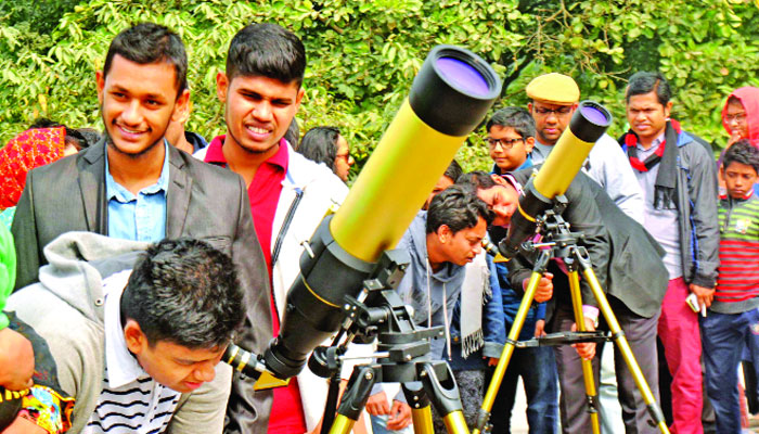 মুগ্ধতা ছড়ানো সূর্যগ্রহণ