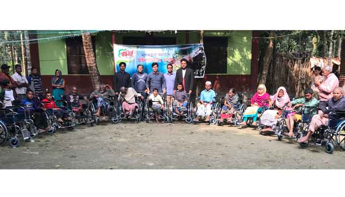 ১৪ জনকে হুইলচেয়ার উপহার দিল ‘স্বপ্ন নিয়ে’