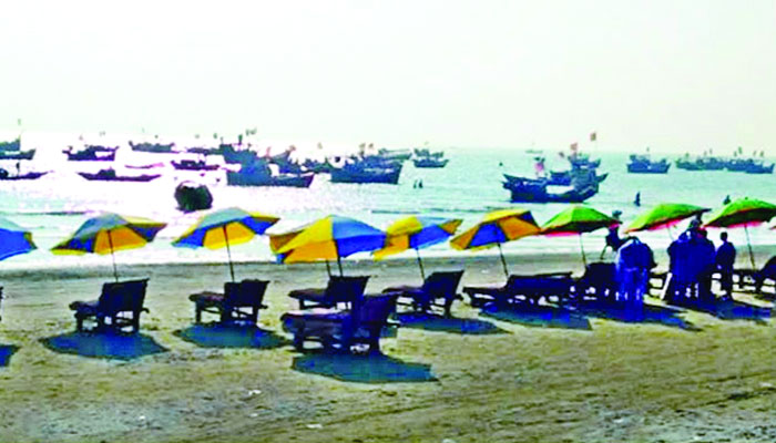 কুয়াকাটায় মাছ ধরার ট্রলারে বিব্রত পর্যটক